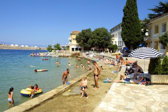 Hotel Adriatic Omisalj ภายนอก รูปภาพ